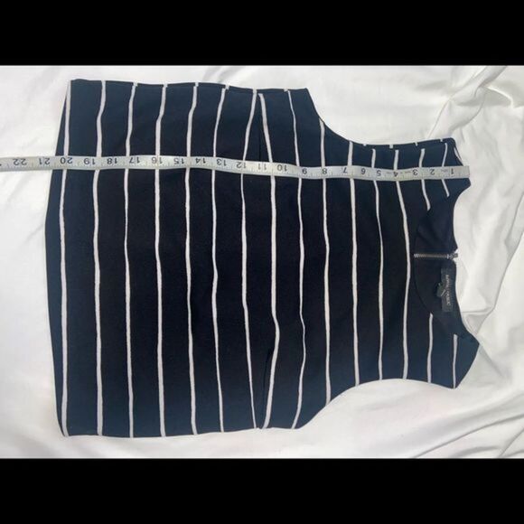 Banana Republic Sleeveless Striped Black and White Top - Picture 9 of 9